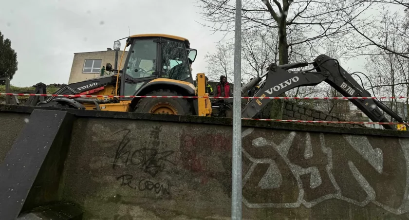 Zburzono mur, który stał przy dawnej willi Fritza Radefeldta [GALERIA]