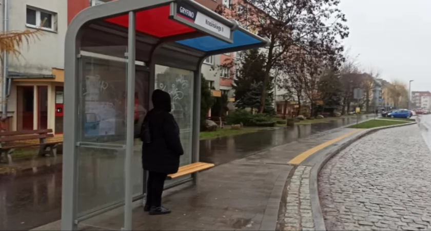 Dlaczego taka wiata, bez bocznej ściany? Wiceburmistrz odpowiada