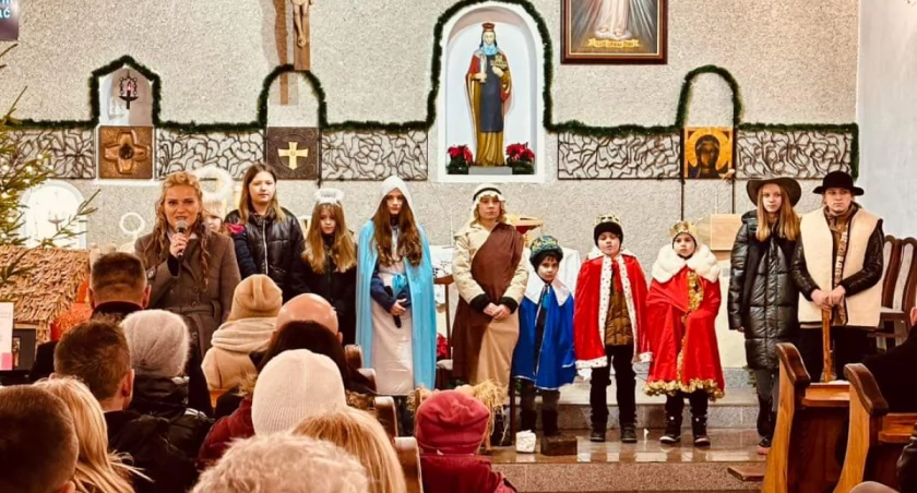 Odegrali tradycyjne jasełka. Kościół był zapełniony [GALERIA]