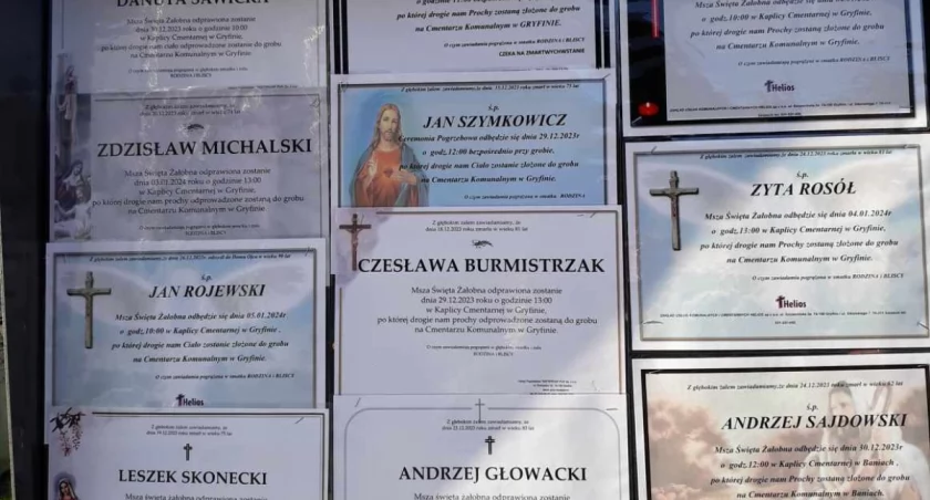 Tablice z nekrologami zapełnione po brzegi