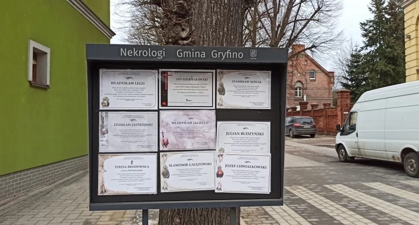 Aż dziesięć klepsydr ze zmarłymi 