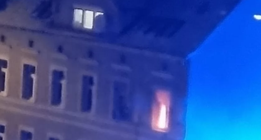 Pożar przy ul. Piastów w Gryfinie. Z kamienicy wyniesiono dwie osoby