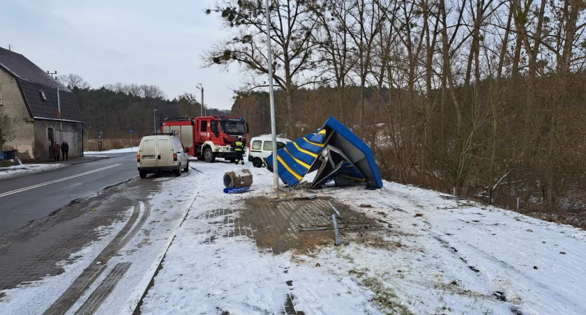 Samochód wjechał w przystanek. Strażacy szukali kierującej [GALERIA]