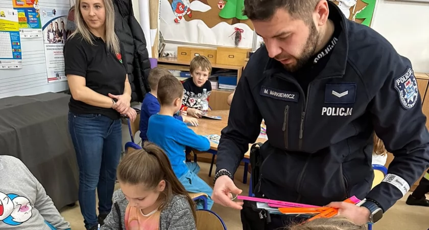 Policja i straż pożarna odwiedziła dzieci [GALERIA]
