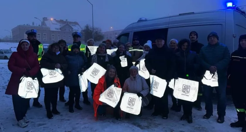 Pokazywali seniorom jak dbać o bezpieczeństwo na drodze [GALERIA]
