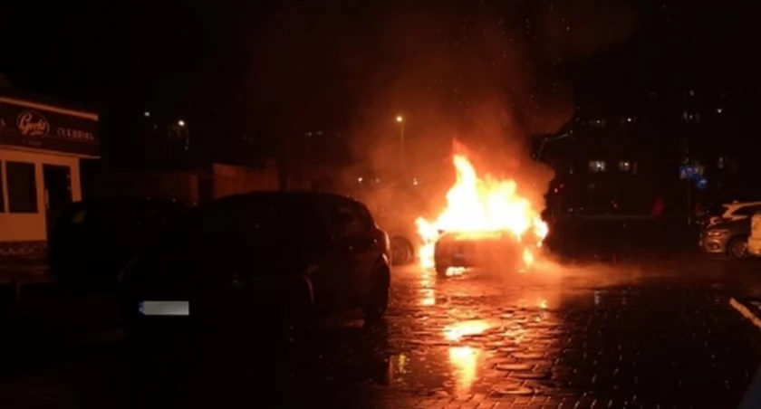 Na parkingu przy Krasińskiego w Gryfinie zapalił się samochód 