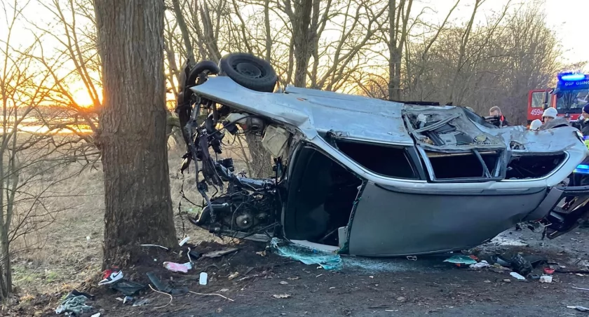 Poważny wypadek BMW. Dwóch mężczyzn w stanie ciężkim [ZDJĘCIA]