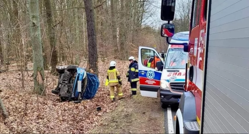Auto wylądowało na poboczu. Znamy powód 
