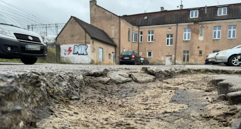 Potężne dziury na parkingu przy starej komendzie