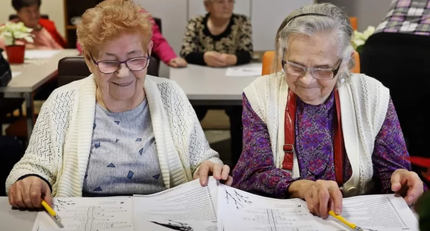 Seniorzy mieli zajęcia z biblioterapii [GALERIA]