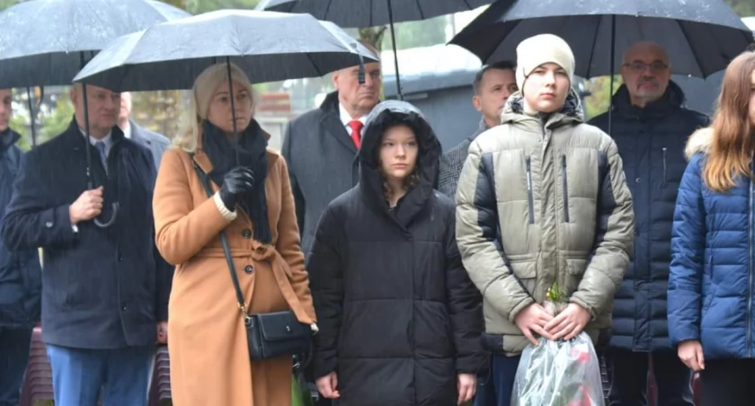 Upamiętnili Sybiraków w deszczowej aurze [GALERIA]
