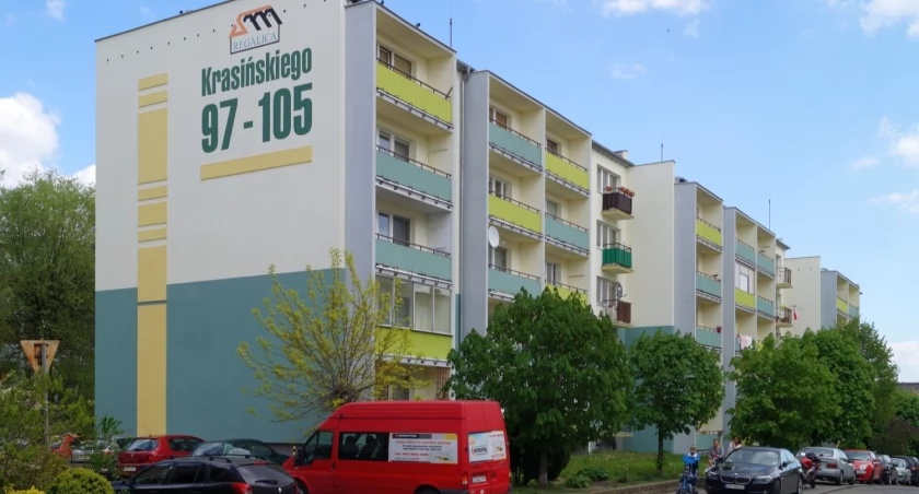 20-latek wjechał w... znak drogowy