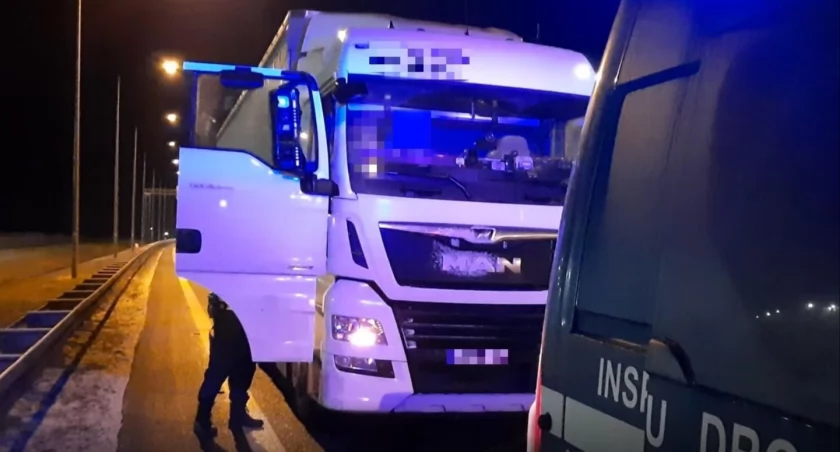 Kierowca tira wjechał w latarnię. Był nietrzeźwy