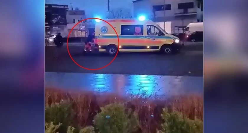 Wyciągali karetkę z podmokłego terenu