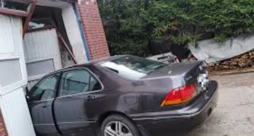 Pijany wjechał w bramę garażową. Był znany policji