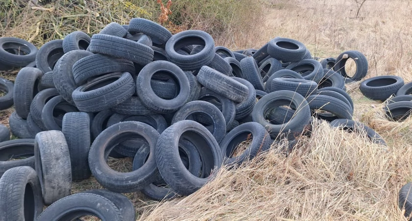 Wyrzucili mnóstwo starych opon. Nagroda dla osoby, która wskaże sprawcę