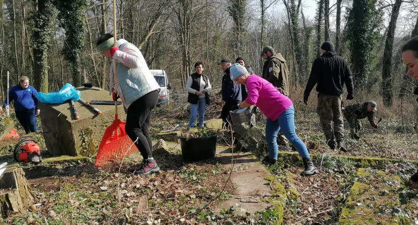 Uporządkowali teren i utoworzyli Ławkę Pamięci [GALERIA]