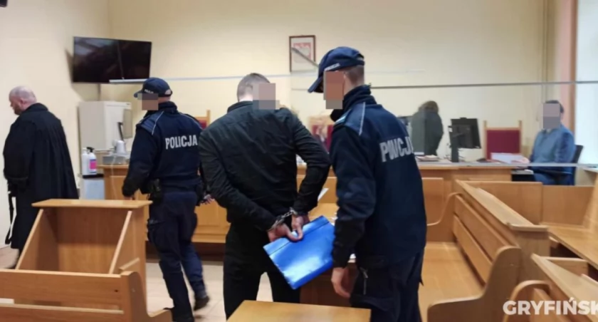 25 lat. Bo młody, niekarany, przyznał się, przeprosił