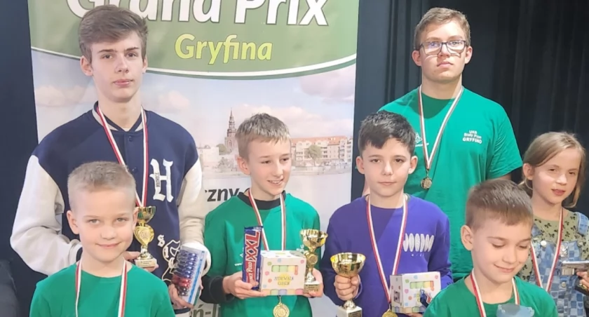 Skupienie i precyzja… Szachiści w Pałacyku pod Lwami [GALERIA]