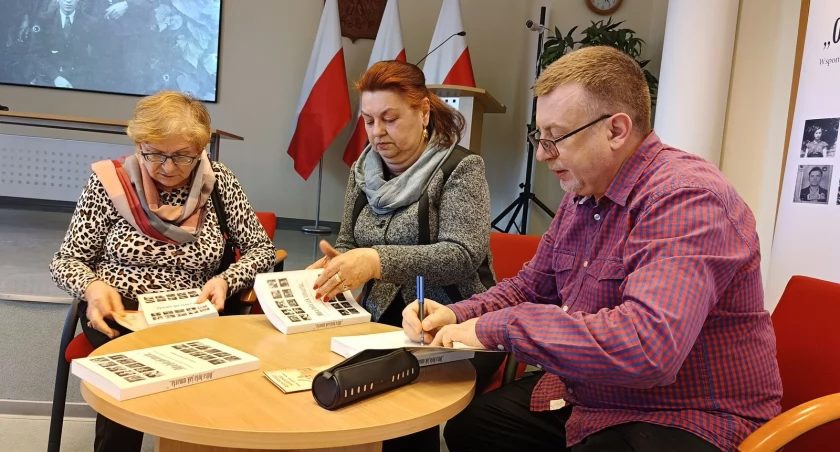 Spisał historie z życia wzięte. Wyjątkowe spotkanie w starostwie [GALERIA]