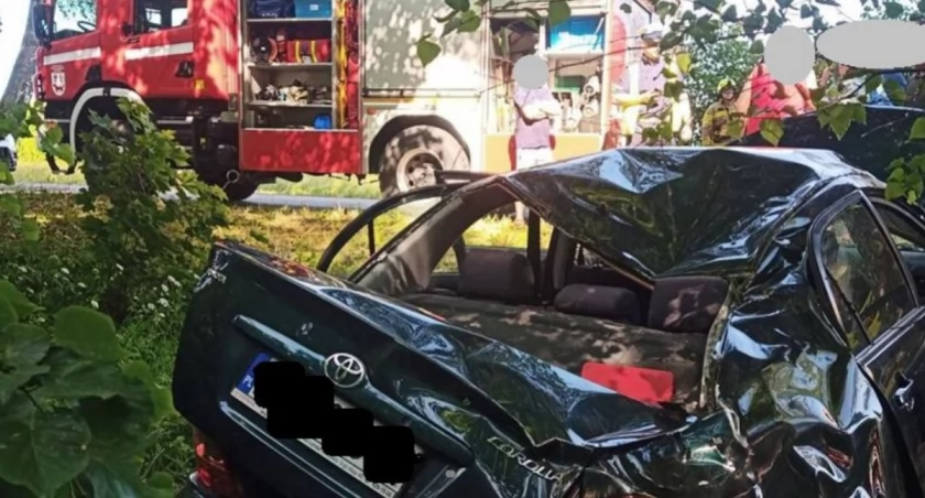 Wypadek samochodowy. Auto dachowało. Matka z dzieckiem w szpitalu
