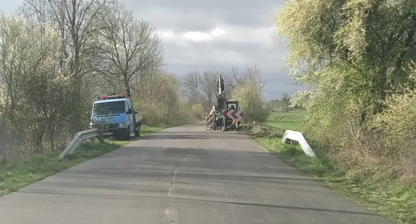Remontują drogę między Drzeninem a Sobieradzem [ZDJĘCIA]
