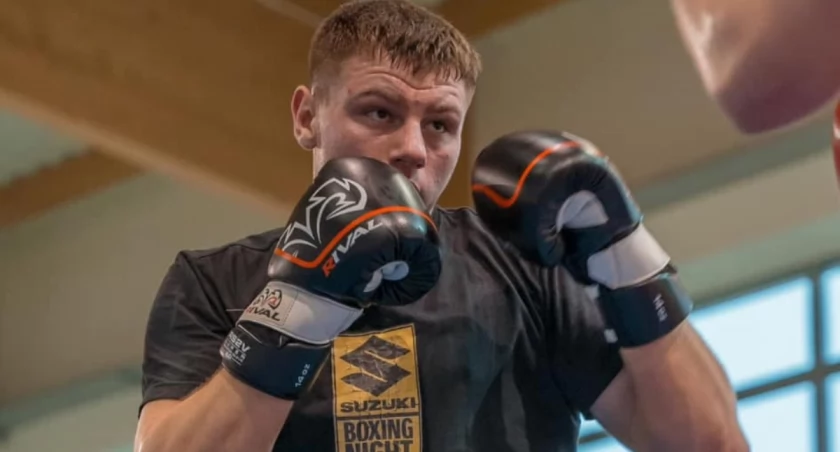 Dawid Tkacz zawalczy dziś na antenie TVP Sport z orzełkiem na piersi