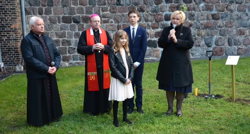 Posadzili drzewo przy kościele na cześć Józefa Ulmy