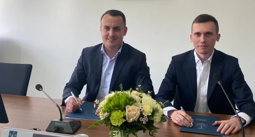 Nie ma 30 lat, a został przewodniczącym rady!