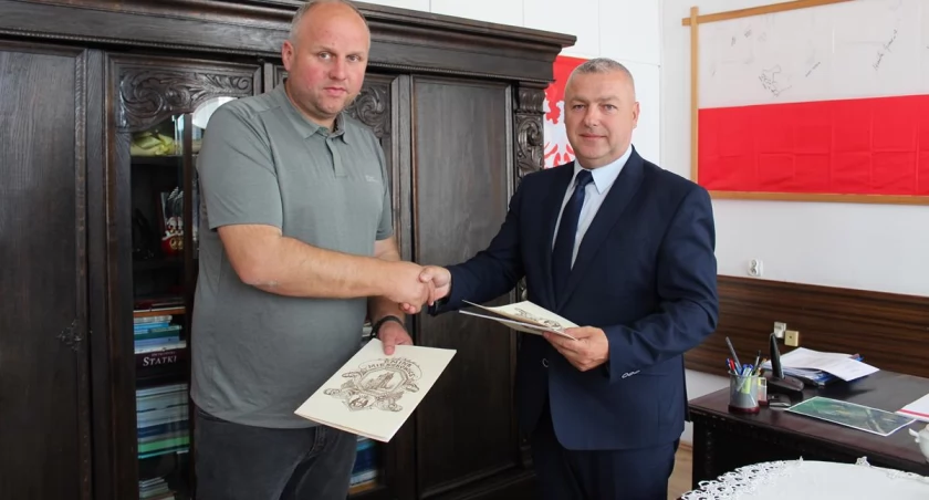 Nowy burmistrz podpisał umowę na budowę dróg osiedlowych