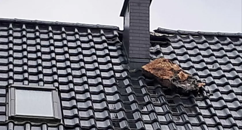 Piorun uderzył w dom w Czepinie. Pojawił się ogień 
