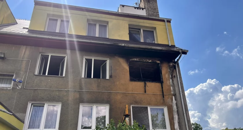 Pożar w Dębogórze. Wyciągnęli kobietę z dzieckiem z mieszkania [WIDEO]