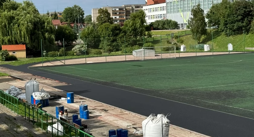 Trwa modernizacja bieżni na przyszkolnym obiekcie