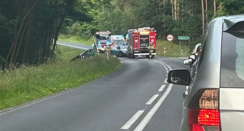 Czołowe zderzenie. Dwie kobiety w szpitalu. Kierującą zabrało LPR