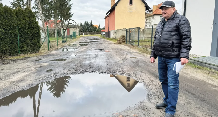 Wierzbowa chce lampy i drogi