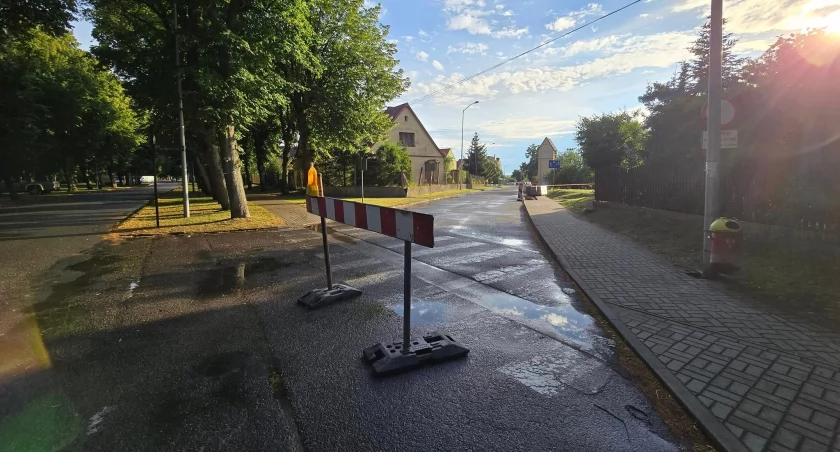 Gmina remontuje drogę i doposaża ścieżkę rowerową w ławki