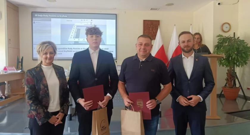 Maturzyści odebrali stypendia za wybitne osiągnięcia w nauce [GALERIA]