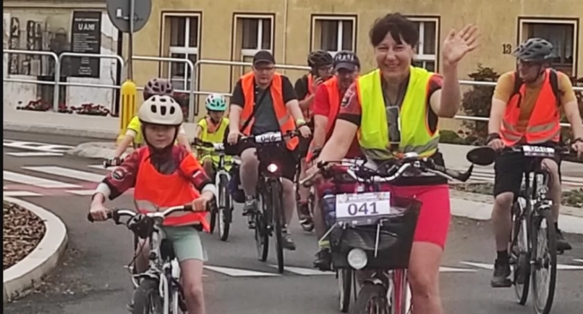 Tak wyglądała jubileuszowa akcja rowerzystów,  bibliotekarzy i czytelników 