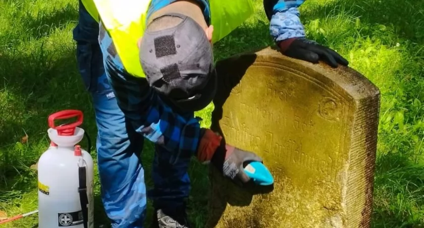 Wydobyli i oczyszczyli kilka płyt nagrobnych [GALERIA]