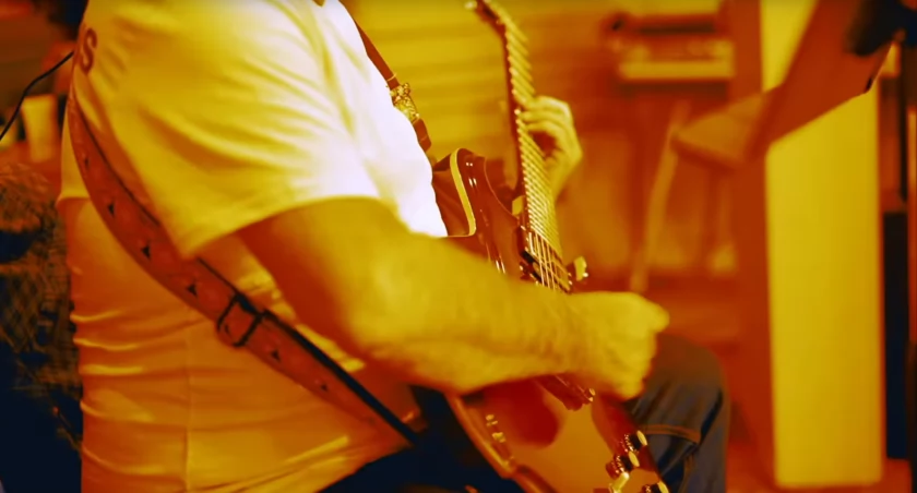 Gra na gitarze i śpiewa. Publikuje swoje utwory na You Tube – posłuchajcie