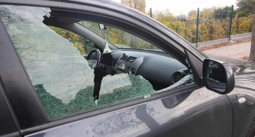 Gryfińscy policjanci wybili szybę w samochodzie, by ratować małe dziecko