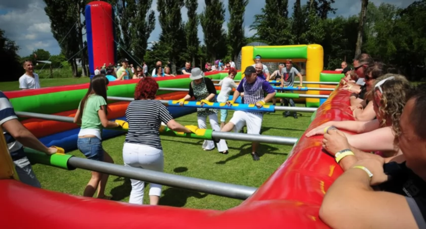 Mega piłkarzyki w Gryfinie! Zamiast plastikowych figurek, piłkę odbijać będą ludzie