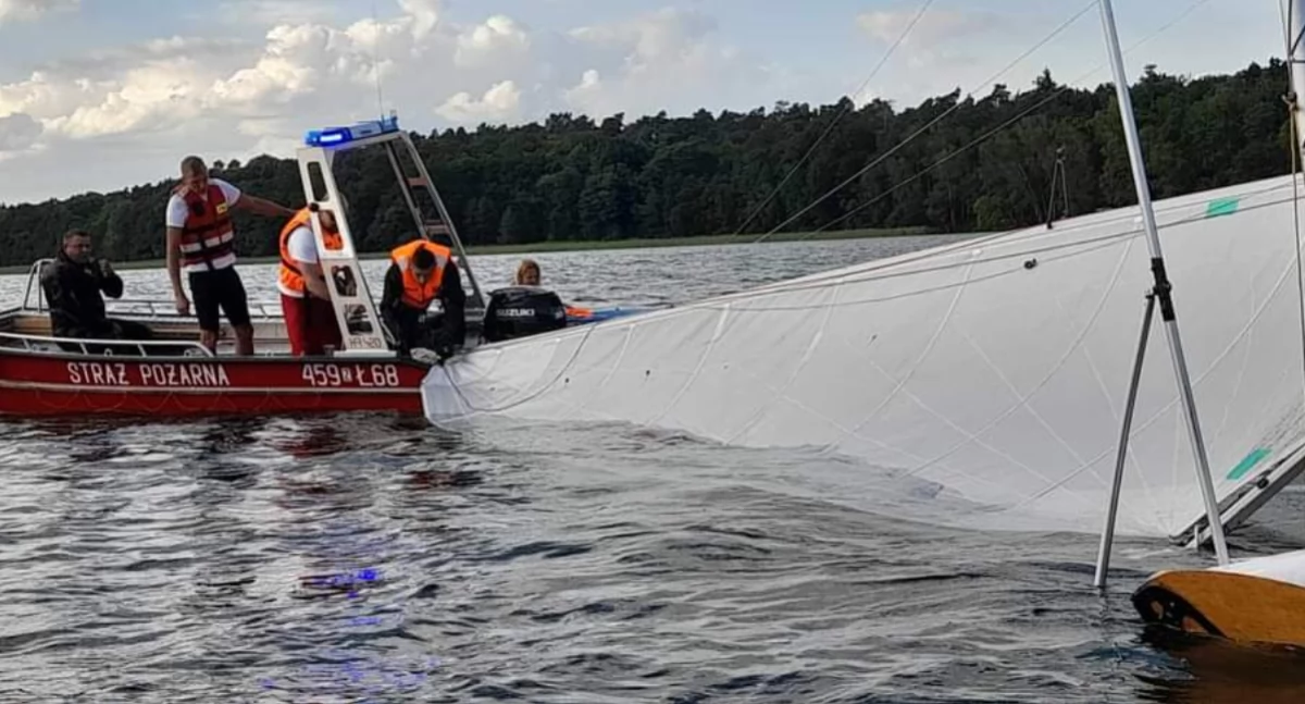 Akcja ratownicza na jeziorze! Wywrócił się katamaran [GALERIA]
