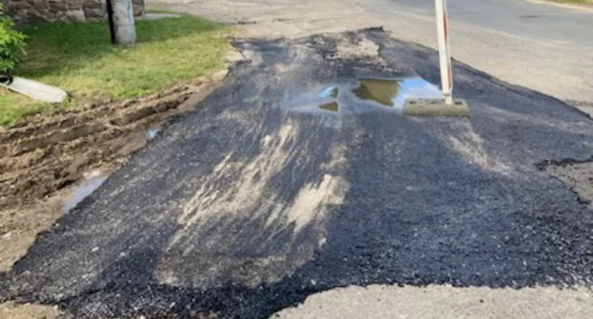 Zagadkowy asfalt. Kto załatał drogę?