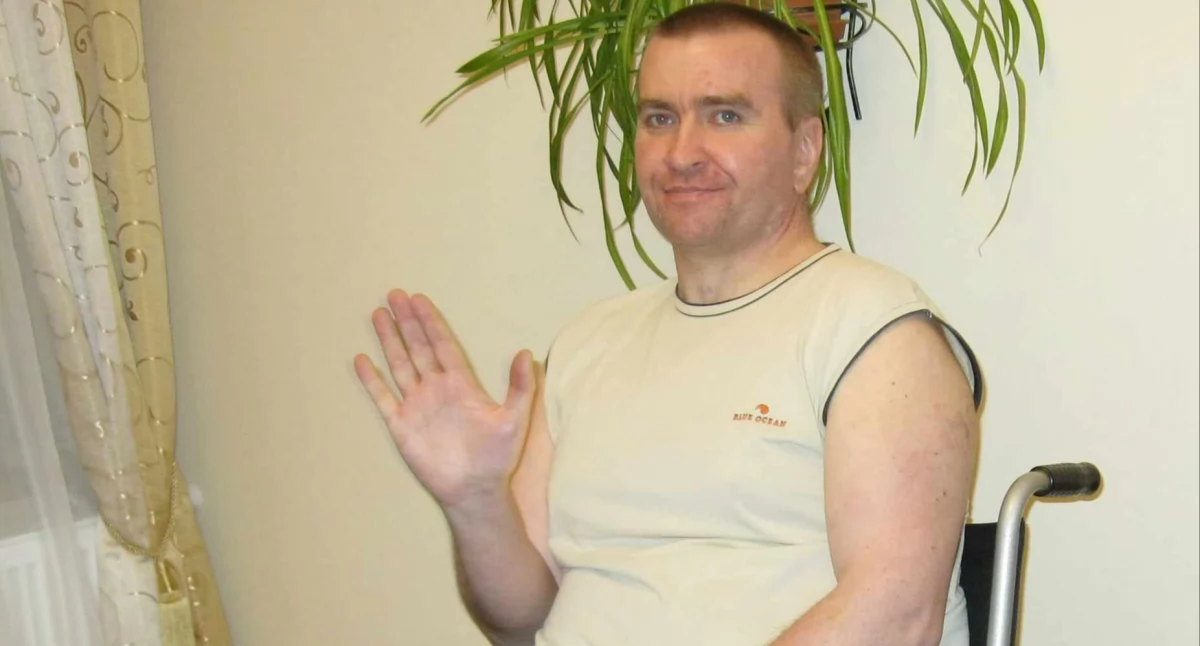 Cudem przeżył uderzenie lokomotywy. Potrzebuje pomocy
