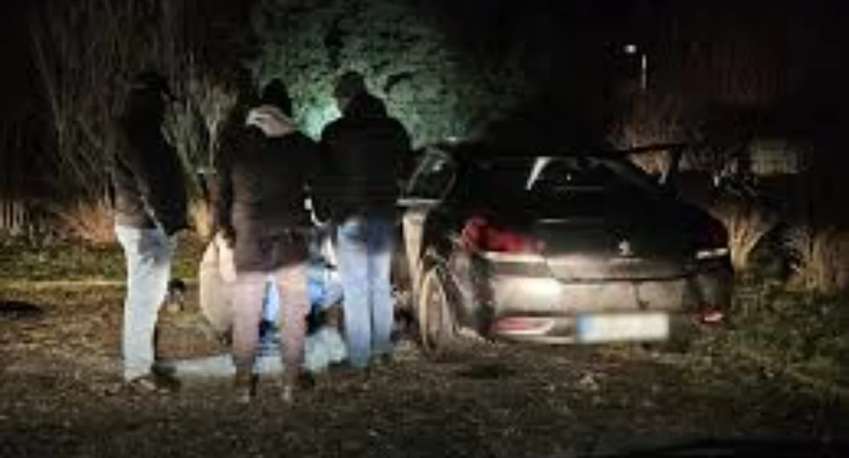 Ktoś jeździ czarnym peugeotem i obserwuje dzieci?