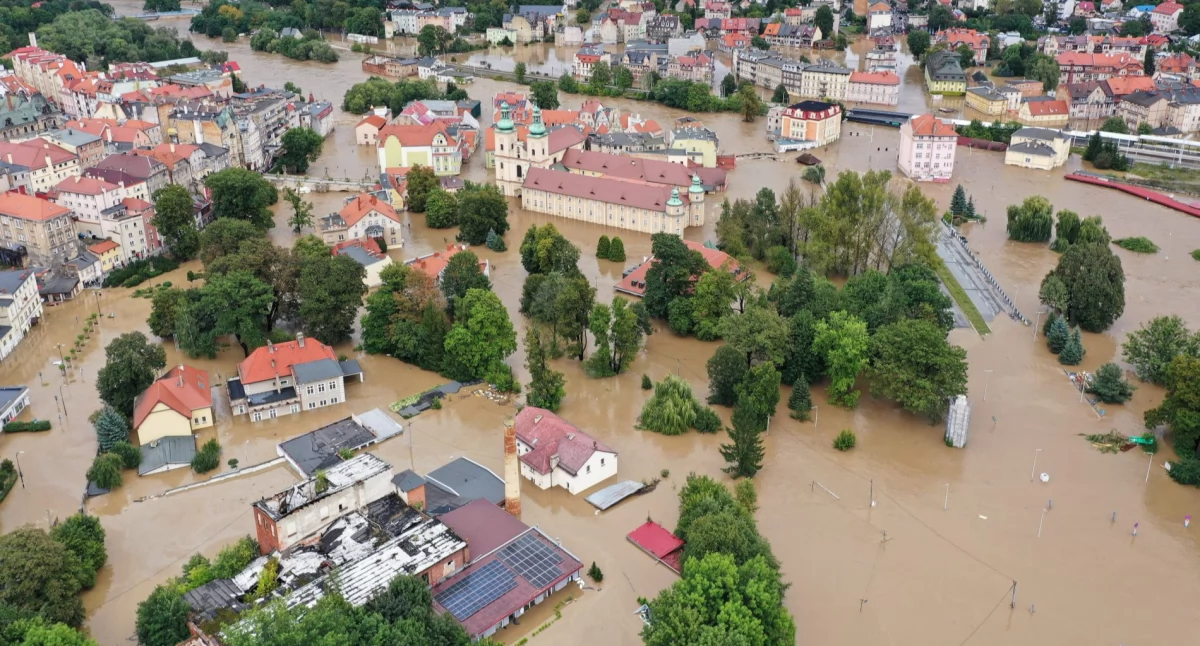 Gryfińscy strażacy pomagają mieszkańcom południa kraju. Znajdują się w Gluchołazach