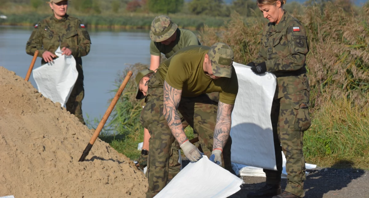 130 terytorialsów pracowało dziś w Gryfinie przy zabezpieczaniu brzegów [GALERIA]