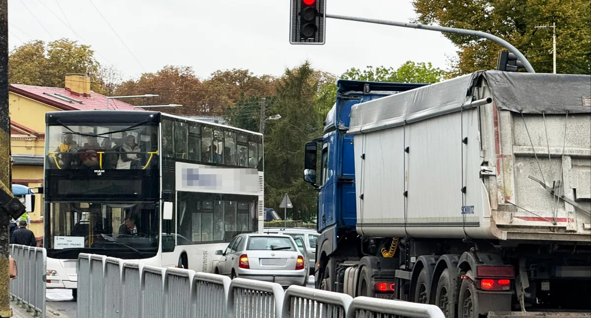 Kolizja autobusu z samochodem osobowym
