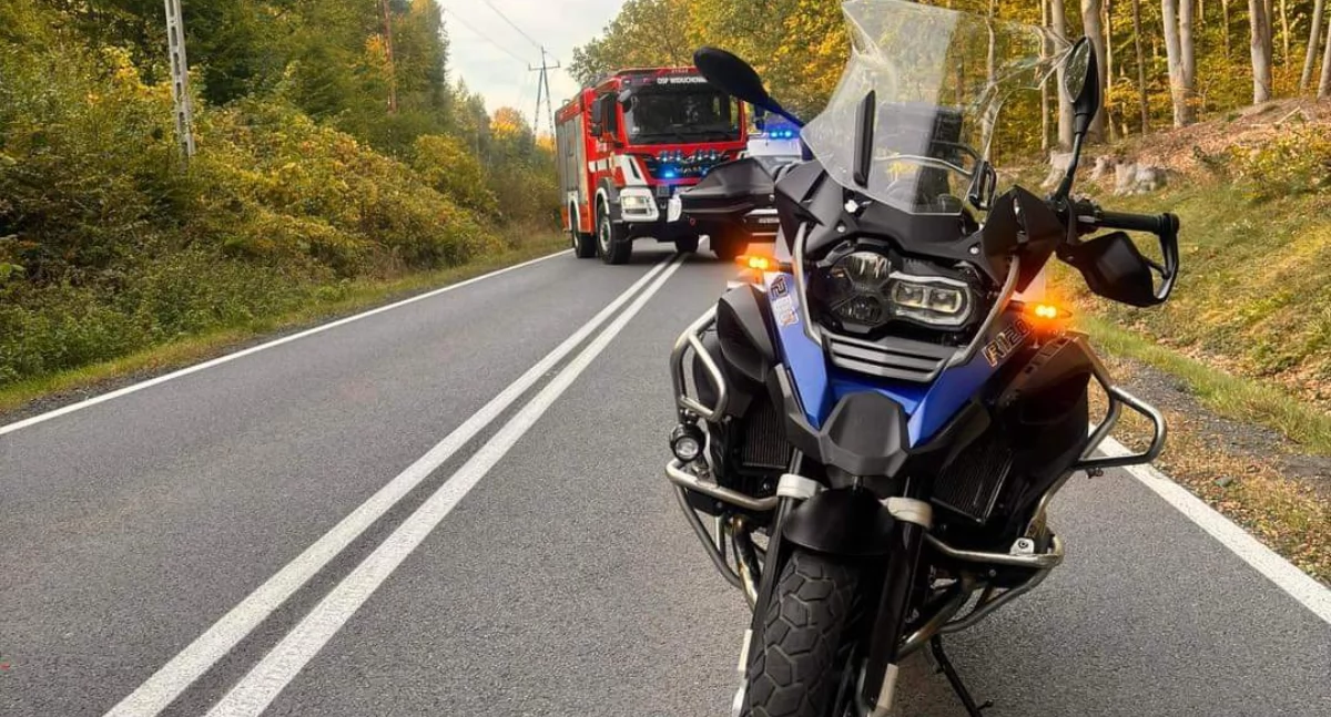 64-letni motocyklista z Niemiec wjechał w osobówkę i trafił do szpitala